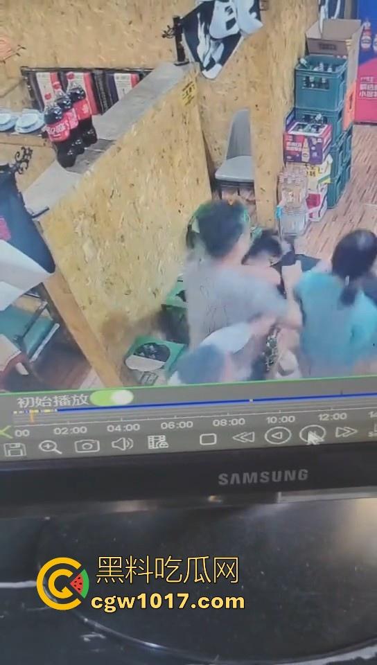 河北省承德板城铁锤烧烤店打架斗殴，3人混打一人拉架从包房打到过道走廊，不是这哥们是怎么倒下抽搐的！-1
