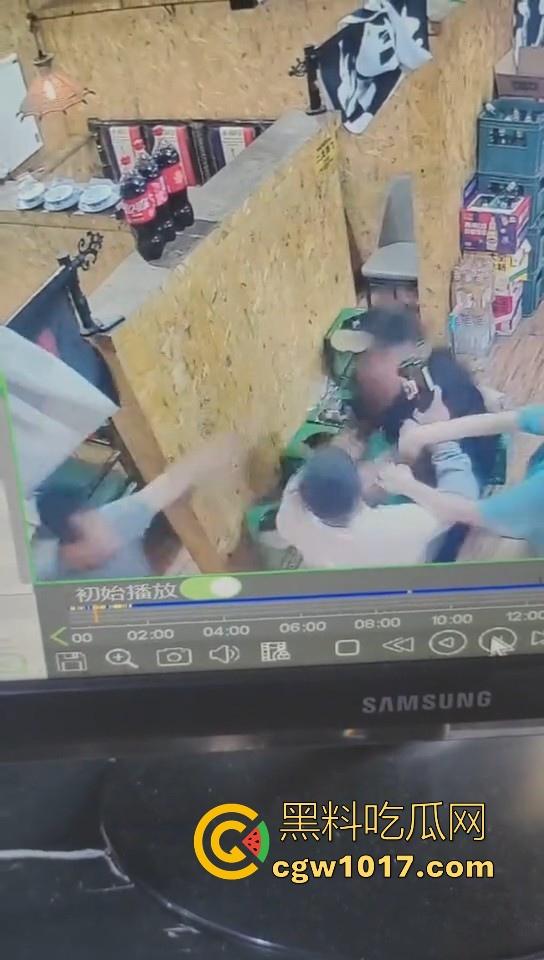河北省承德板城铁锤烧烤店打架斗殴，3人混打一人拉架从包房打到过道走廊，不是这哥们是怎么倒下抽搐的！-2