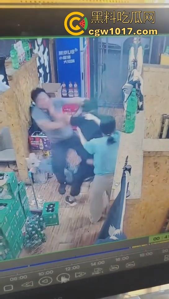 河北省承德板城铁锤烧烤店打架斗殴，3人混打一人拉架从包房打到过道走廊，不是这哥们是怎么倒下抽搐的！-4
