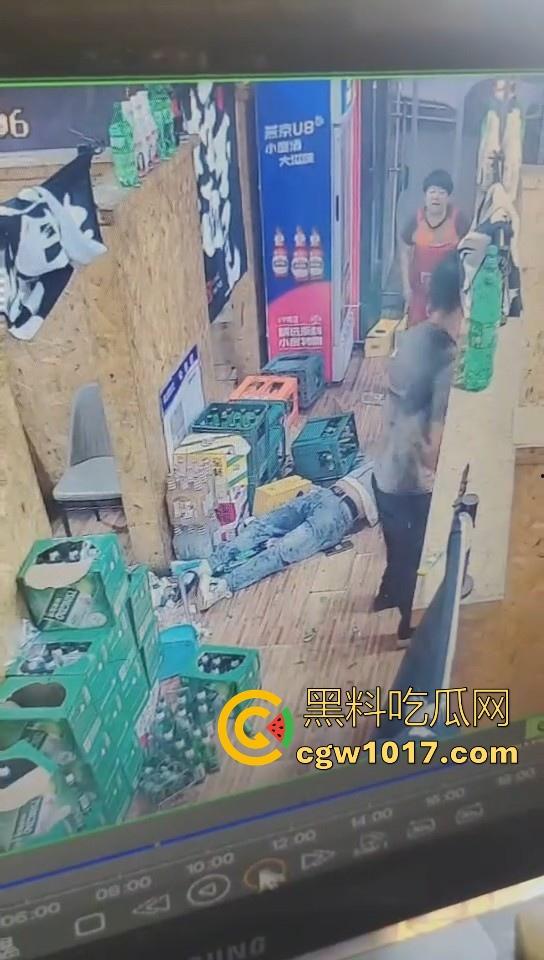 河北省承德板城铁锤烧烤店打架斗殴，3人混打一人拉架从包房打到过道走廊，不是这哥们是怎么倒下抽搐的！-7