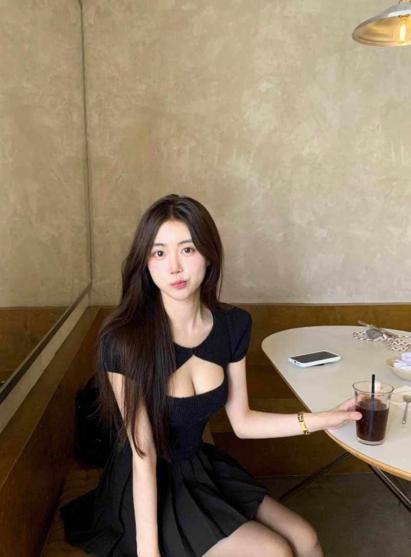 中国石油大学【董佳瑶】，背着男友偷情金主，中间消失跑路遭曝光，穿上制服被金主无套抽插！-1