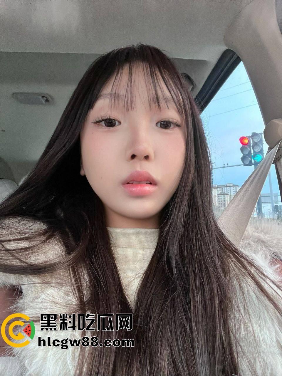 天水高颜值小萝莉【雷焦俞】白嫩清纯颜值顶天,胸前机场略拉胯,酒店跟男友打炮被后入偷拍!-1