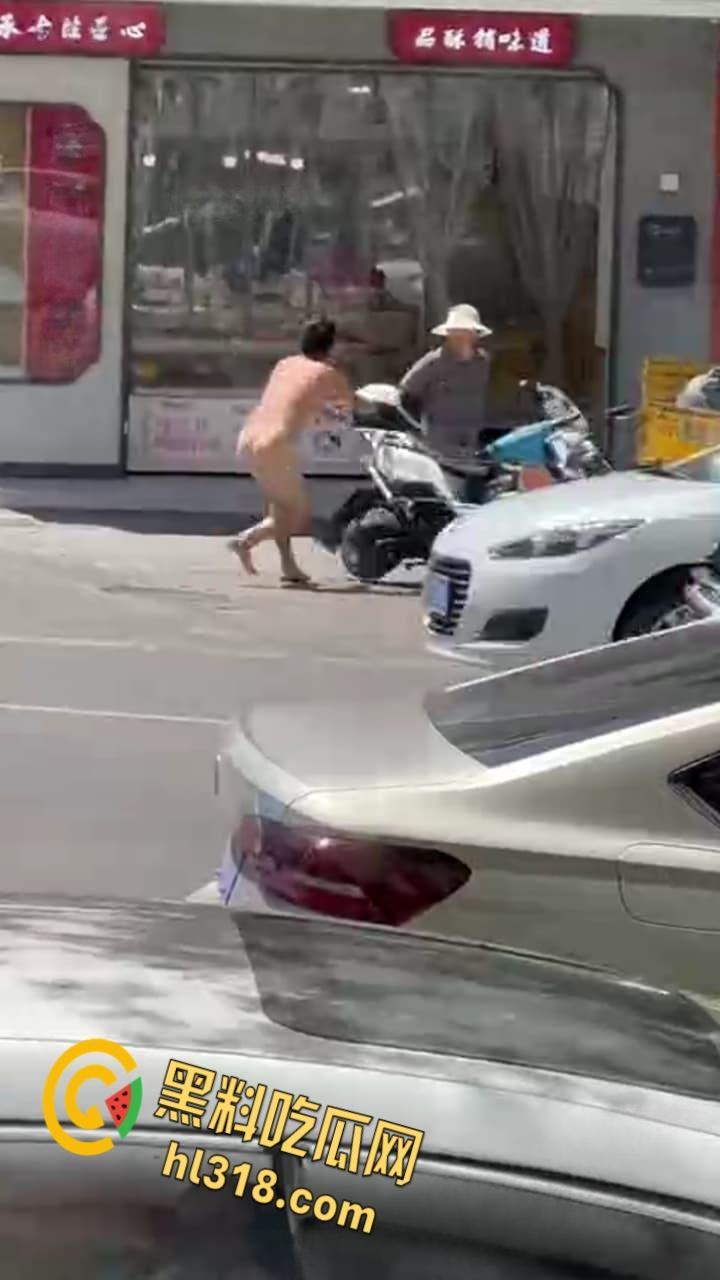 这年头真啥人都有，江西鹰潭惊现裸奔男，光腚推大妈摩托，吓得阿姨尖叫逃窜，还全裸探店吓傻街边店铺！-2