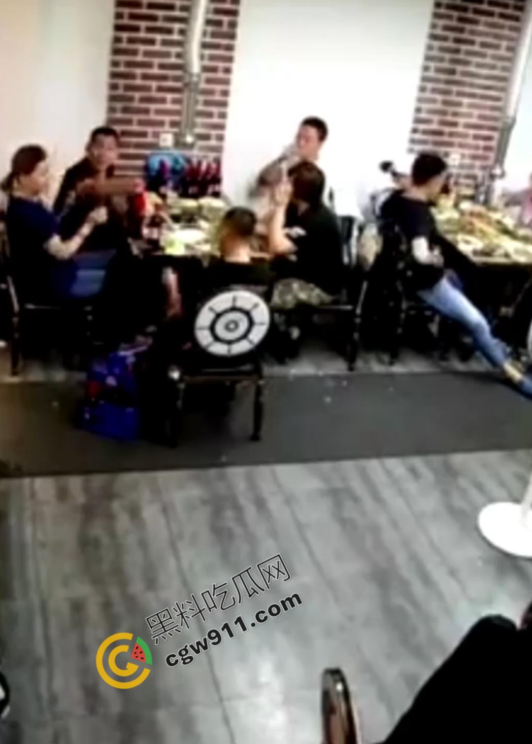 东北酒桌火爆冲突,一时口角引发血案!醉汉挑衅邻桌大哥遭酒瓶爆头,现场激烈打斗混乱不堪-1