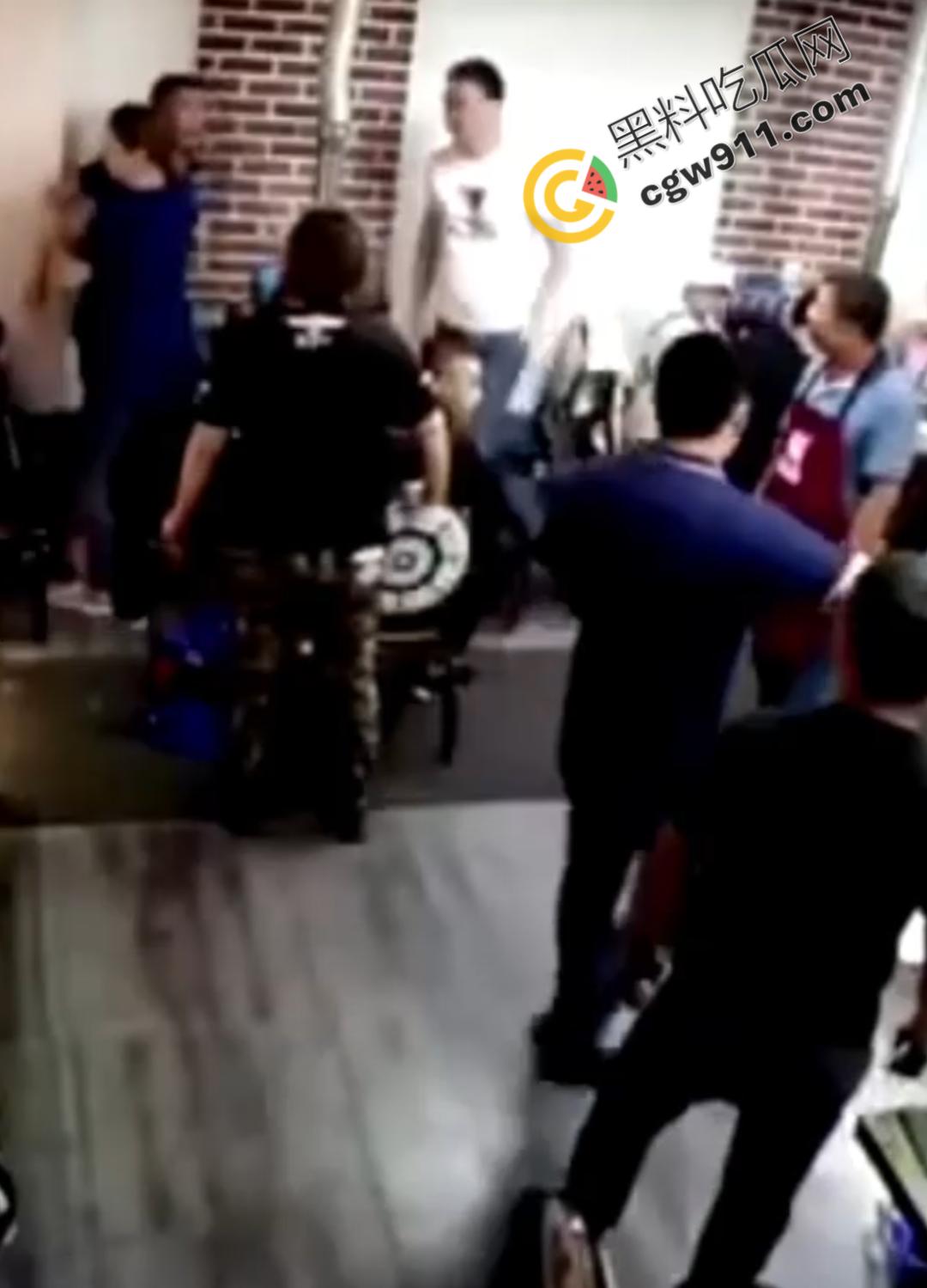 东北酒桌火爆冲突,一时口角引发血案!醉汉挑衅邻桌大哥遭酒瓶爆头,现场激烈打斗混乱不堪-2