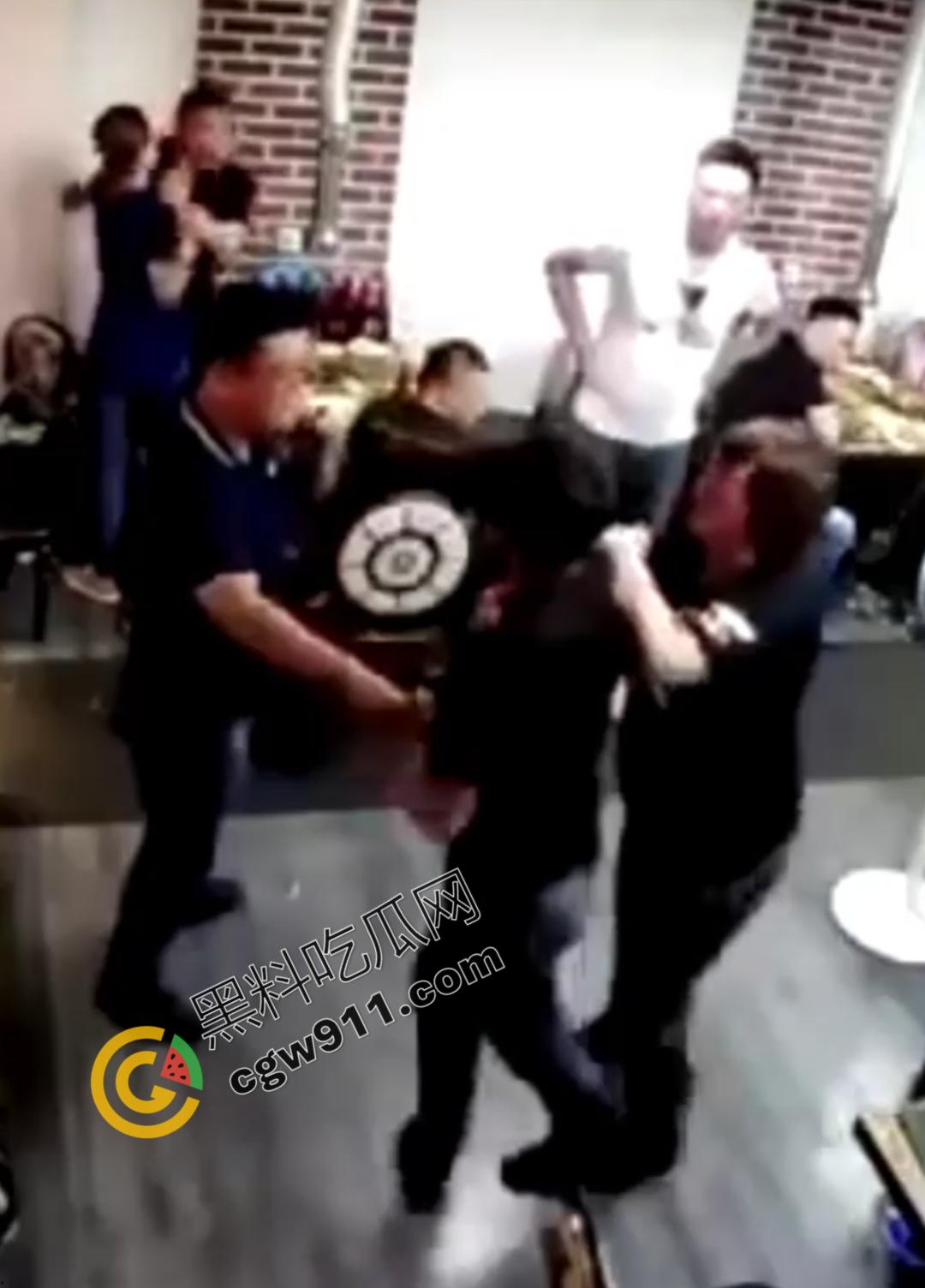 东北酒桌火爆冲突,一时口角引发血案!醉汉挑衅邻桌大哥遭酒瓶爆头,现场激烈打斗混乱不堪-3