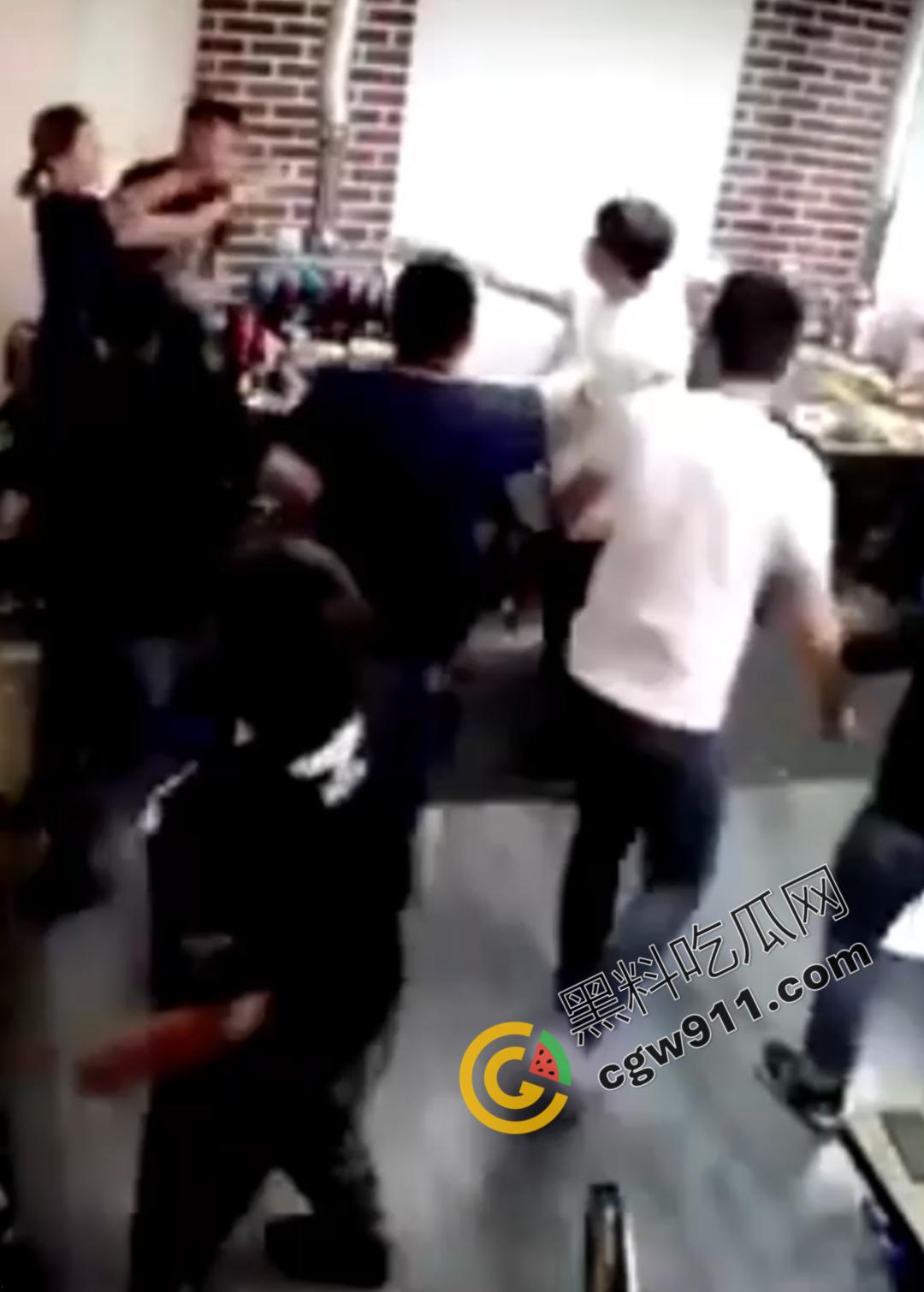 东北酒桌火爆冲突,一时口角引发血案!醉汉挑衅邻桌大哥遭酒瓶爆头,现场激烈打斗混乱不堪-4