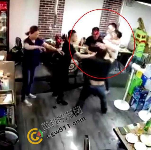 东北酒桌火爆冲突,一时口角引发血案!醉汉挑衅邻桌大哥遭酒瓶爆头,现场激烈打斗混乱不堪-6