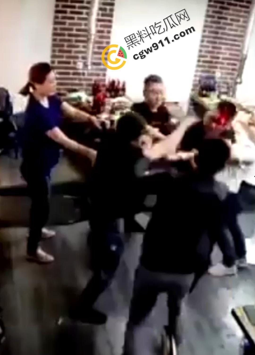 东北酒桌火爆冲突,一时口角引发血案!醉汉挑衅邻桌大哥遭酒瓶爆头,现场激烈打斗混乱不堪-7