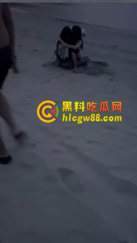 越南网黄『奥利安』岘港海滩操场完成任务,电动骚马达榨大哥屌汁炸沙,速操收米回去继续播!-11