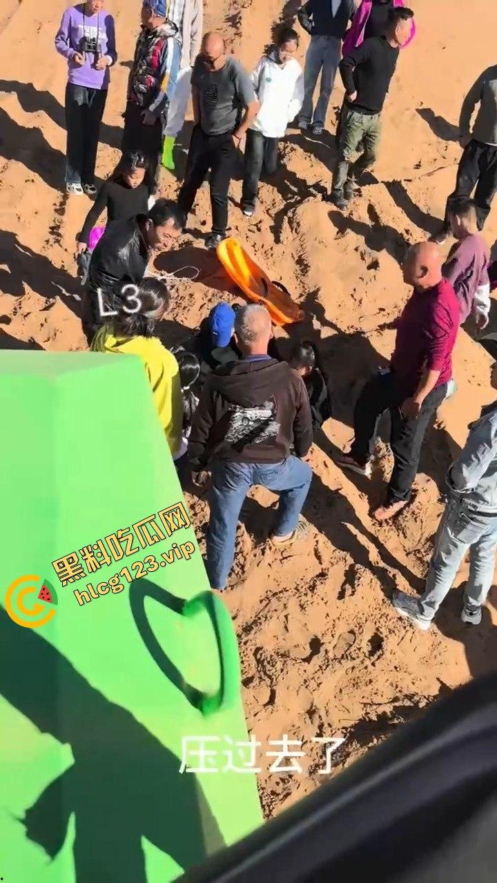 阿拉善左旗英雄会酿惨剧！孩子玩沙被碾压致骨折，网友吐槽：这地儿可不是玩沙的地儿！-9