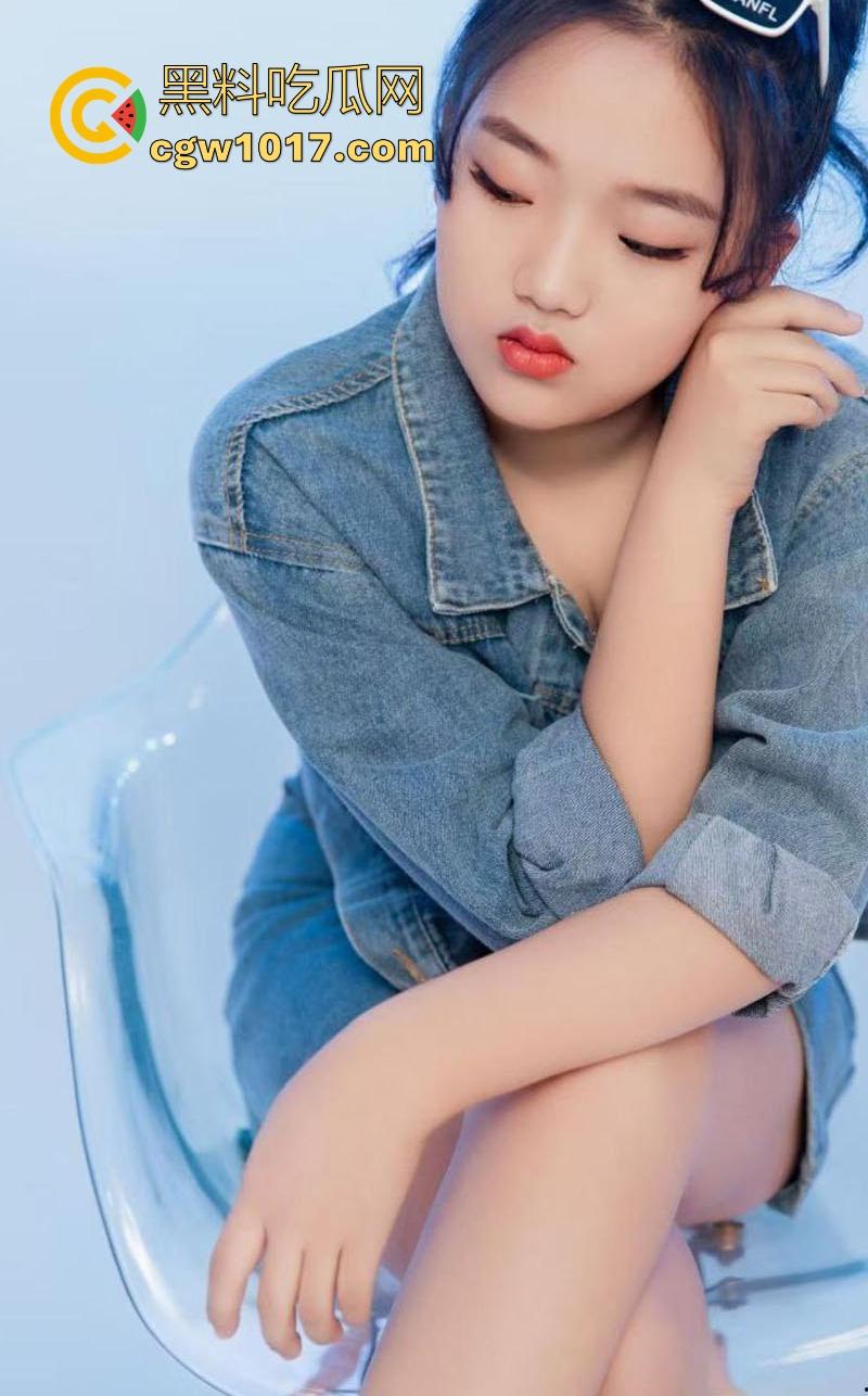 沈阳坦克巨乳大学生【刘宝月】E杯巨乳弹跳翘臀圆润白皙，却整天网上视频裸聊发骚发浪，黝黑骚逼揉奶自慰！-3