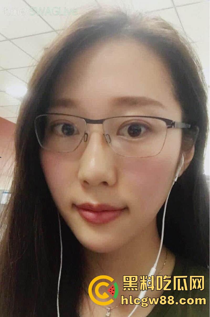 湖南极品骚货人妻【李洋洋】酒桌舔舐香烟勾引酒友，饭后直接亲自酒店展示，无与伦比的口交技术-4