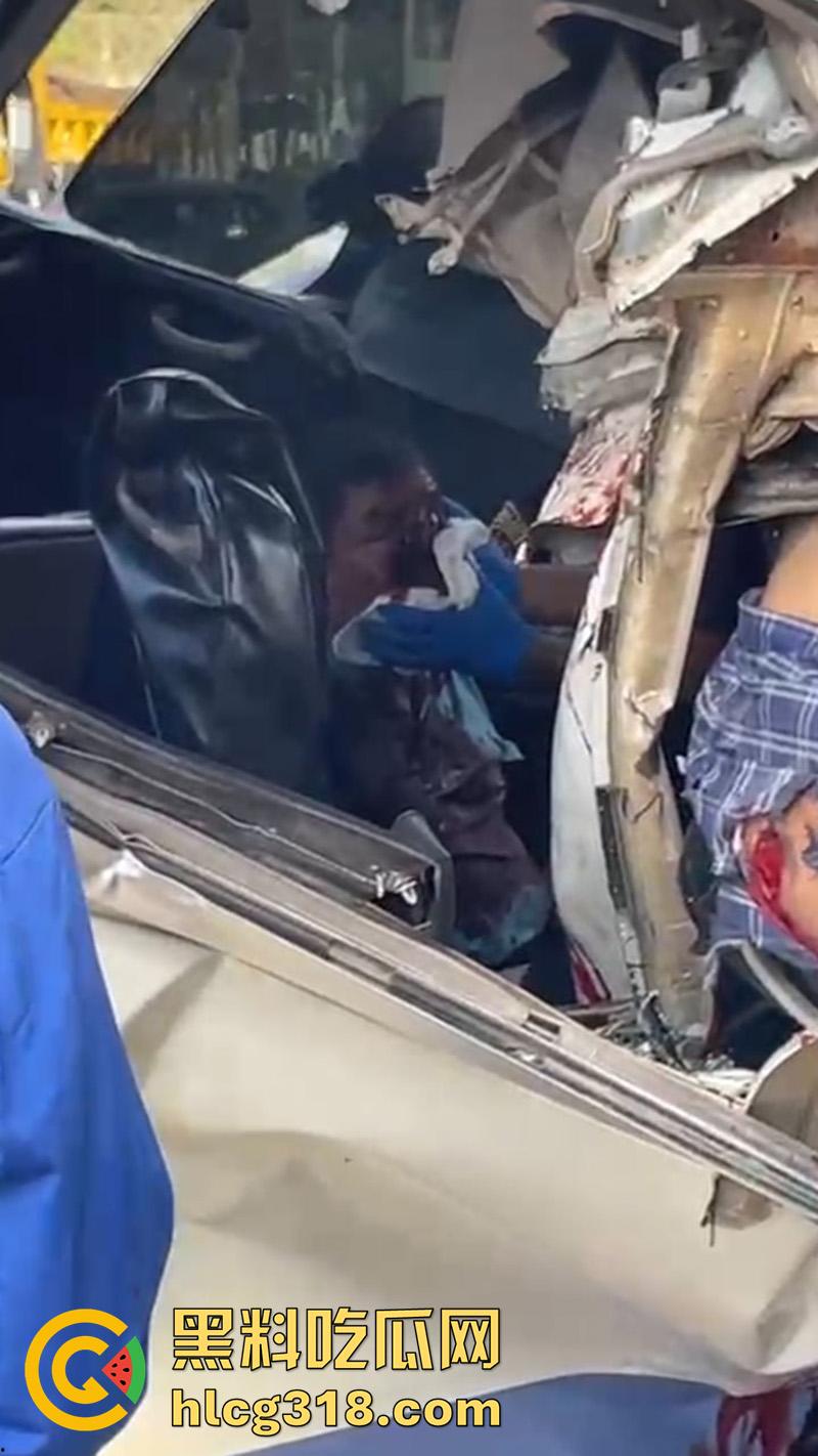 车祸没死脸却没了！印尼发生惨烈车祸，超速行驶失控撞上货车，乘客全部死亡司机面目全非！-2
