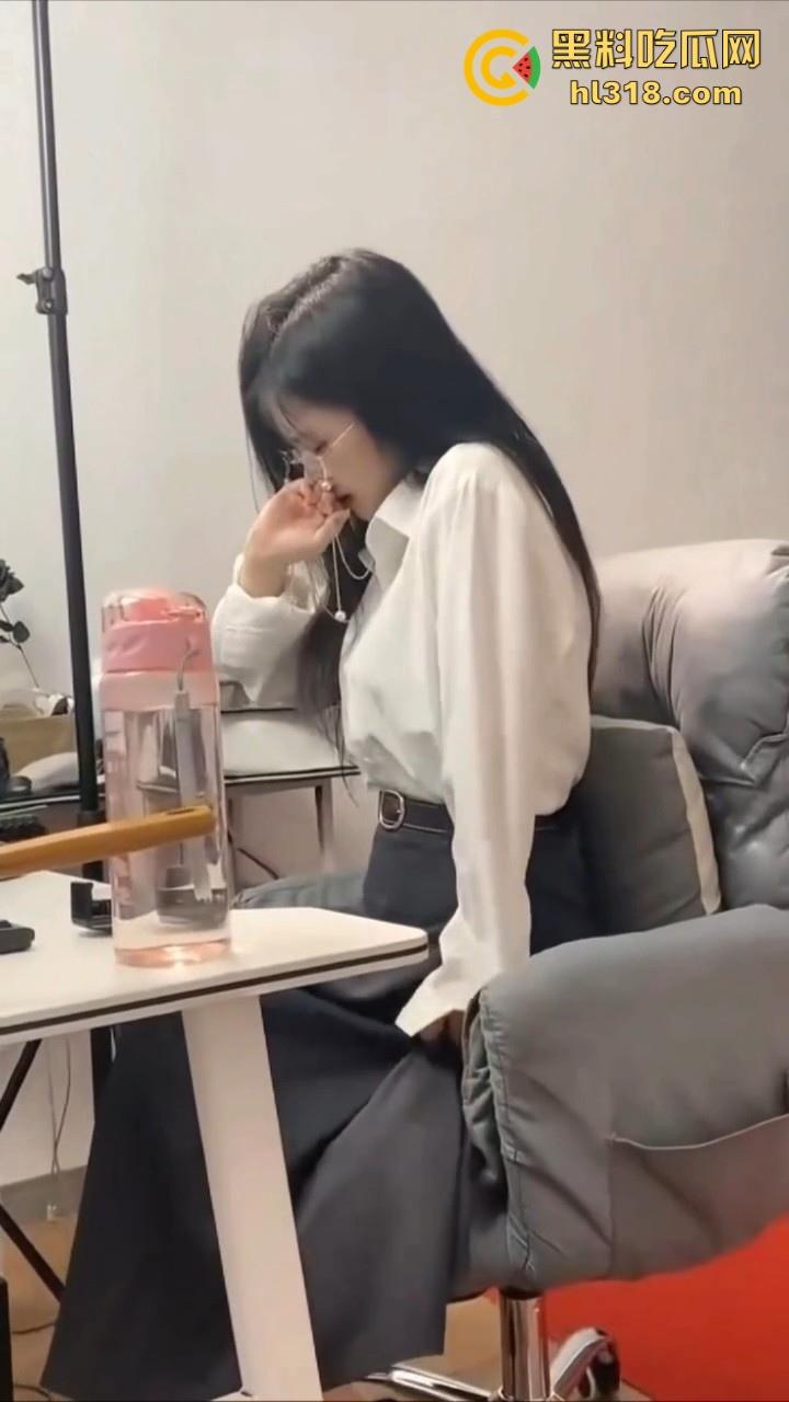 塞着跳蛋上班眼睛婊，下班后酒店火爆开操，无情打桩机猛插小穴狠狠的满足，高潮颤抖淫荡十足！-1