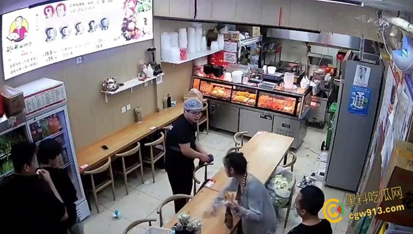 小情侣二人店内躲雨，甩桌面垃圾给客人，被店员请出情绪失控，打骂店员态度嚣张，监控视频流出 ！-3