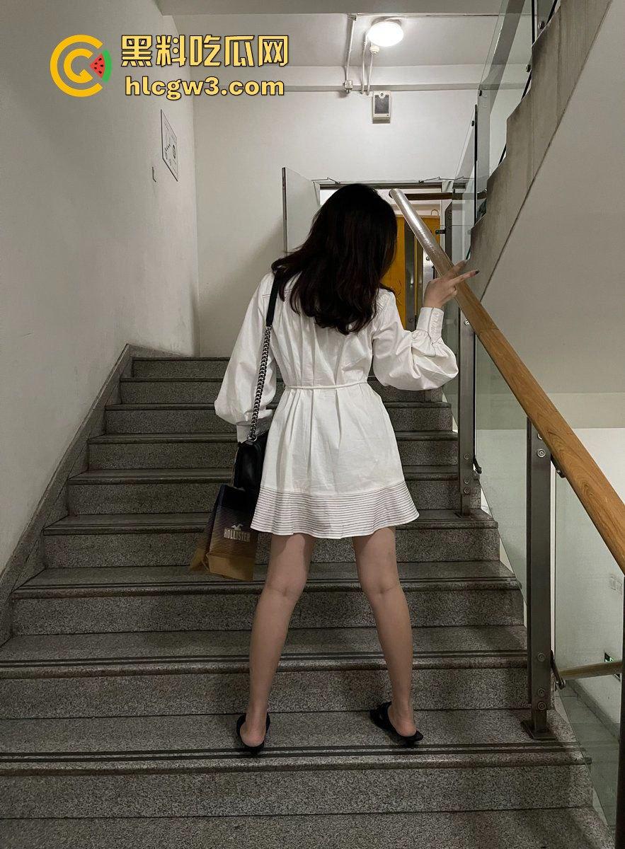 反差人妻博主爆火 【ShahollyYC】撅起肥美大屁股,粉嫩阴唇和屁眼清晰可见,骚到极致!v-3