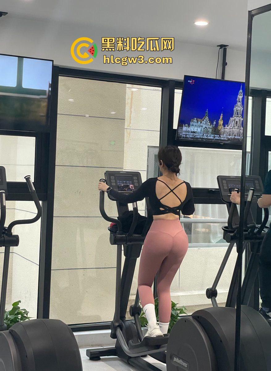 反差人妻博主爆火 【ShahollyYC】撅起肥美大屁股,粉嫩阴唇和屁眼清晰可见,骚到极致!v-6