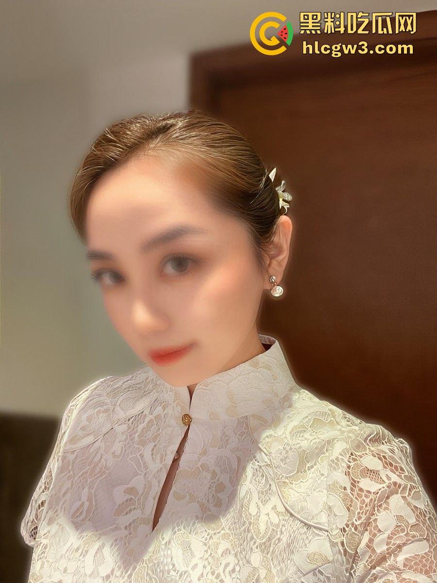 反差人妻博主爆火 【ShahollyYC】撅起肥美大屁股,粉嫩阴唇和屁眼清晰可见,骚到极致!v-15