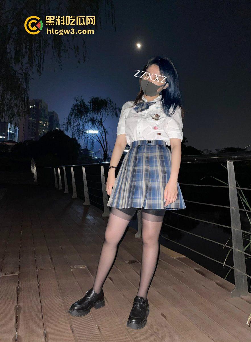 反差人妻博主爆火 【ShahollyYC】撅起肥美大屁股,粉嫩阴唇和屁眼清晰可见,骚到极致!v-26