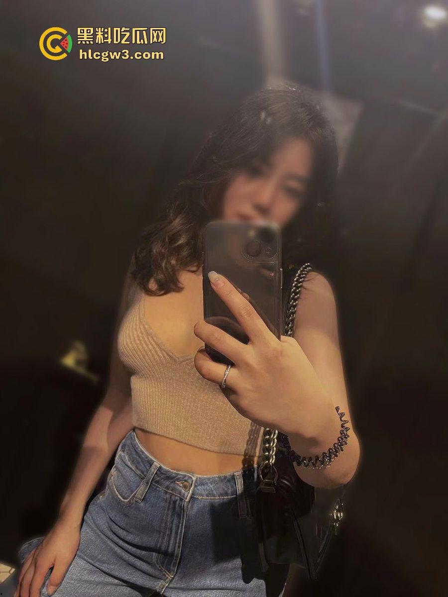 反差人妻博主爆火 【ShahollyYC】撅起肥美大屁股,粉嫩阴唇和屁眼清晰可见,骚到极致!v-30