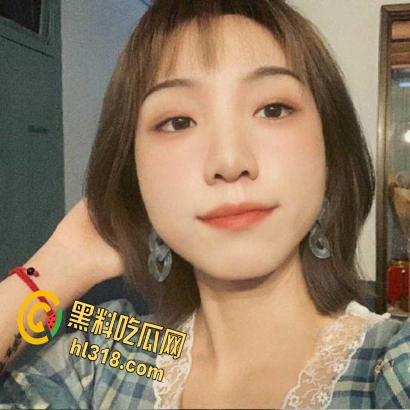 高颜值大四学姐不为人知的一面，在楼梯口玩露出口交，樱桃小嘴不断吞吐，还一边说喜欢吃爸爸的肉棒 ！-2