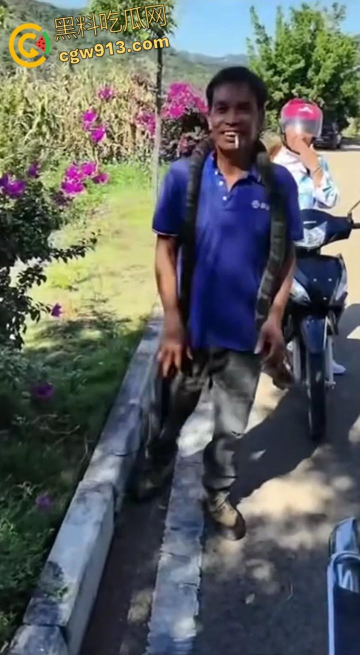 贵州男子徒手玩耍毒蛇，抽烟炫耀套脖子上到处甩，不料却是眼镜王蛇，最终被咬后两个小时死亡 !-6