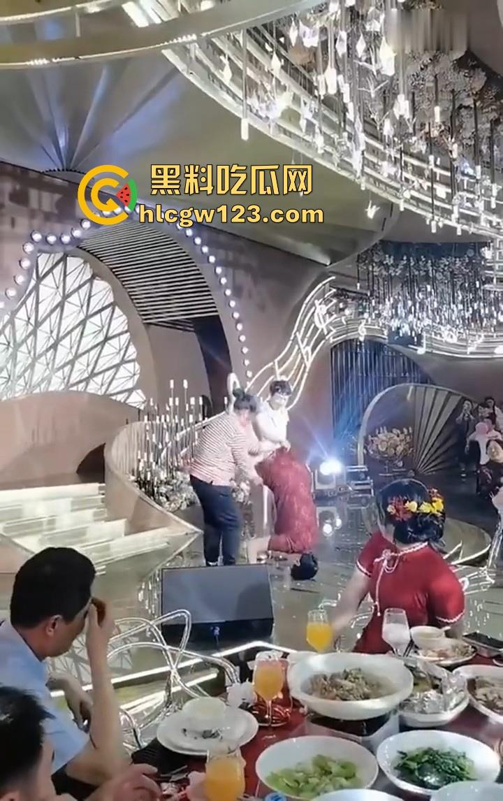 大妈的奇葩操作！儿子婚礼，大妈姐妹团舞台表演倒立舞蹈 在座的小年轻不懂 只是一味的鼓掌！-1