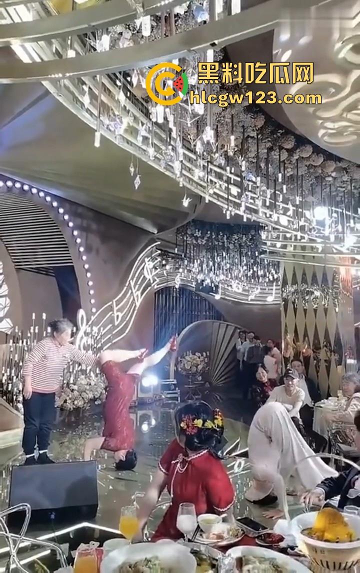 大妈的奇葩操作！儿子婚礼，大妈姐妹团舞台表演倒立舞蹈 在座的小年轻不懂 只是一味的鼓掌！-4