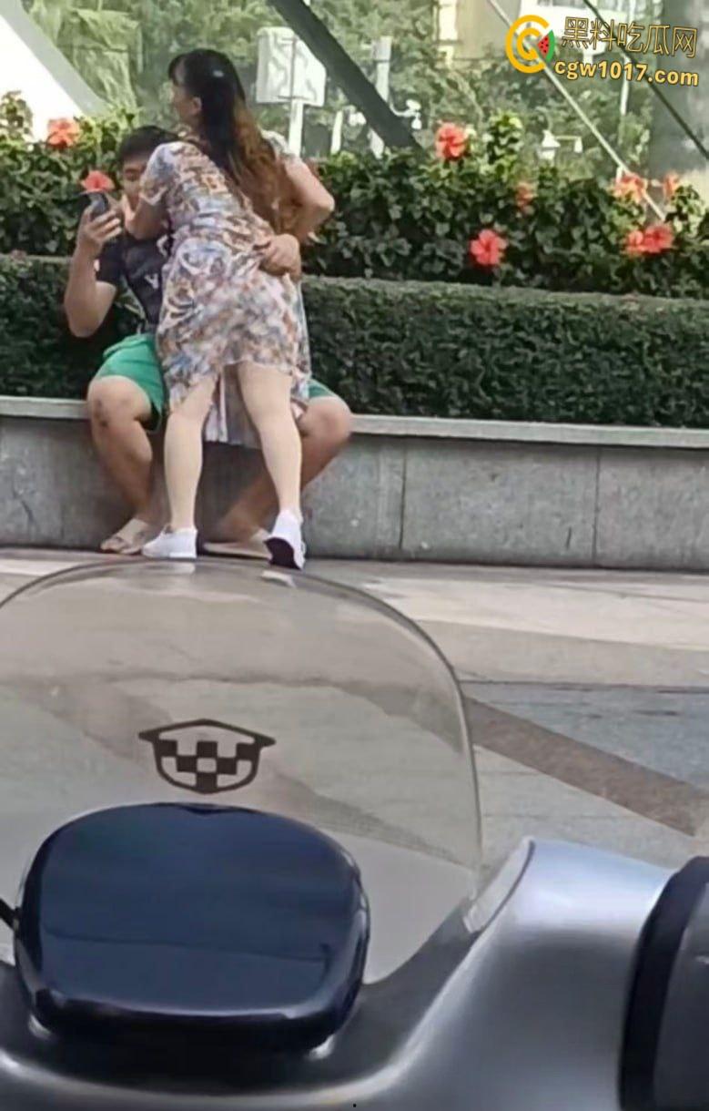 小伙爱上年龄比他妈还大的富婆！老阿姨化身小女生，在路边撒娇强吻小伙，顺便偷偷掏鸡摸屌占便宜！-3