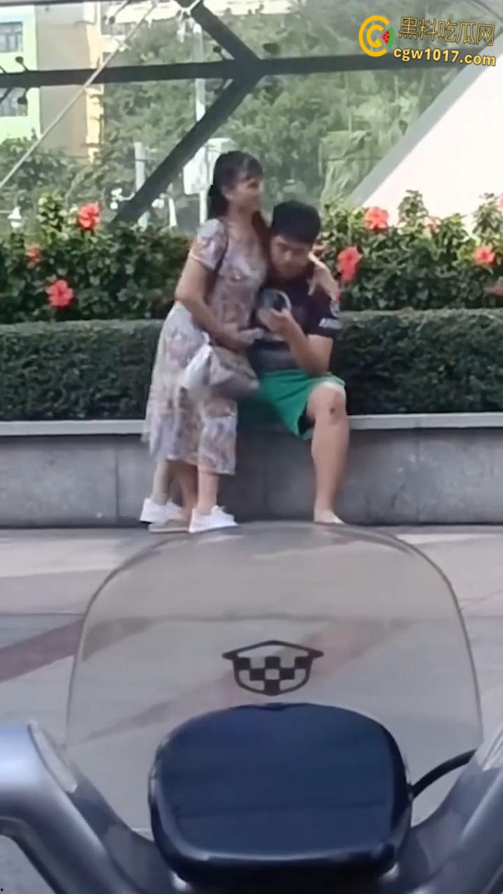 小伙爱上年龄比他妈还大的富婆！老阿姨化身小女生，在路边撒娇强吻小伙，顺便偷偷掏鸡摸屌占便宜！-6