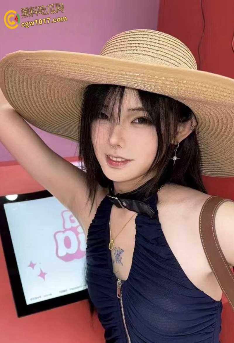 武汉龙华学院校花【陈雯晶】，俏丽女神性瘾难耐，晒淫照撩汉约炮 ，多毛骚穴搭开档黑丝堪称绝配！-2