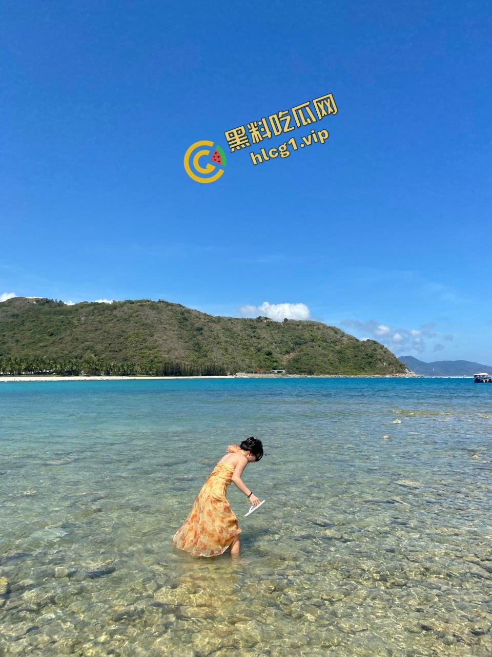 网友投稿曝光!三亚旅游认识的姐妹花,喝酒聊天微醺片刻,酒店卫生间干炮,愉快邂逅!-1