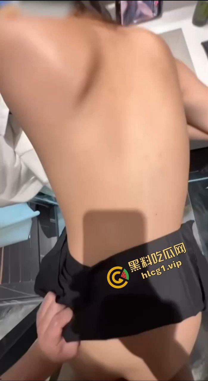 网友投稿曝光!三亚旅游认识的姐妹花,喝酒聊天微醺片刻,酒店卫生间干炮,愉快邂逅!-6