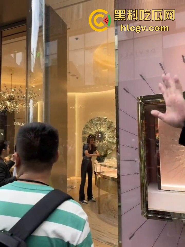 成都太古里00后女孩发疯砸店!要妈妈买Tiffany不买就砸,砸完还甩一句我有抑郁症,这不是笑死人吗?-1