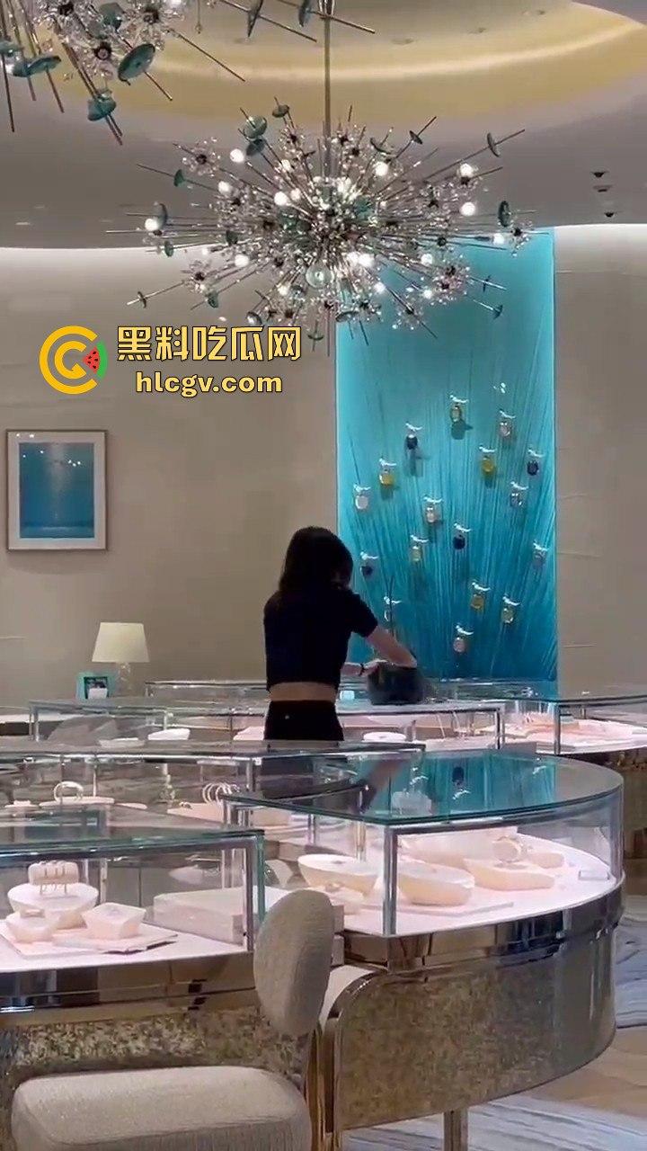 成都太古里00后女孩发疯砸店!要妈妈买Tiffany不买就砸,砸完还甩一句我有抑郁症,这不是笑死人吗?-4