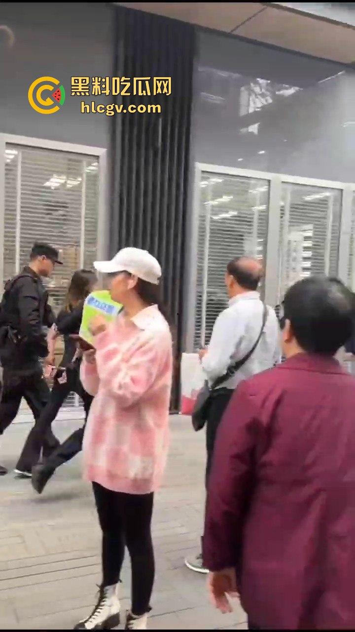 成都太古里00后女孩发疯砸店!要妈妈买Tiffany不买就砸,砸完还甩一句我有抑郁症,这不是笑死人吗?-5