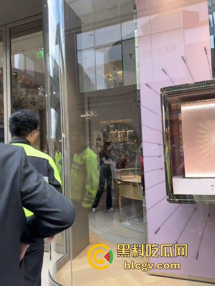 成都太古里00后女孩发疯砸店!要妈妈买Tiffany不买就砸,砸完还甩一句我有抑郁症,这不是笑死人吗?-6