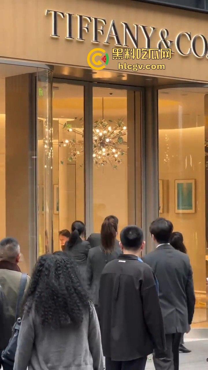 成都太古里00后女孩发疯砸店!要妈妈买Tiffany不买就砸,砸完还甩一句我有抑郁症,这不是笑死人吗?-10