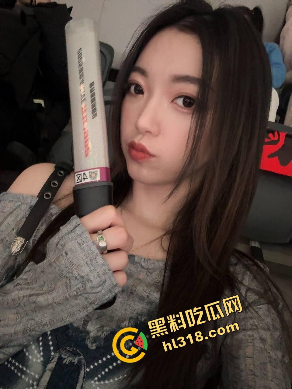 闺蜜电话聊工作,身后却被后入啪啪猛干,屁股拍到发烫还要强忍不叫,电话那头全程一头雾水!-1