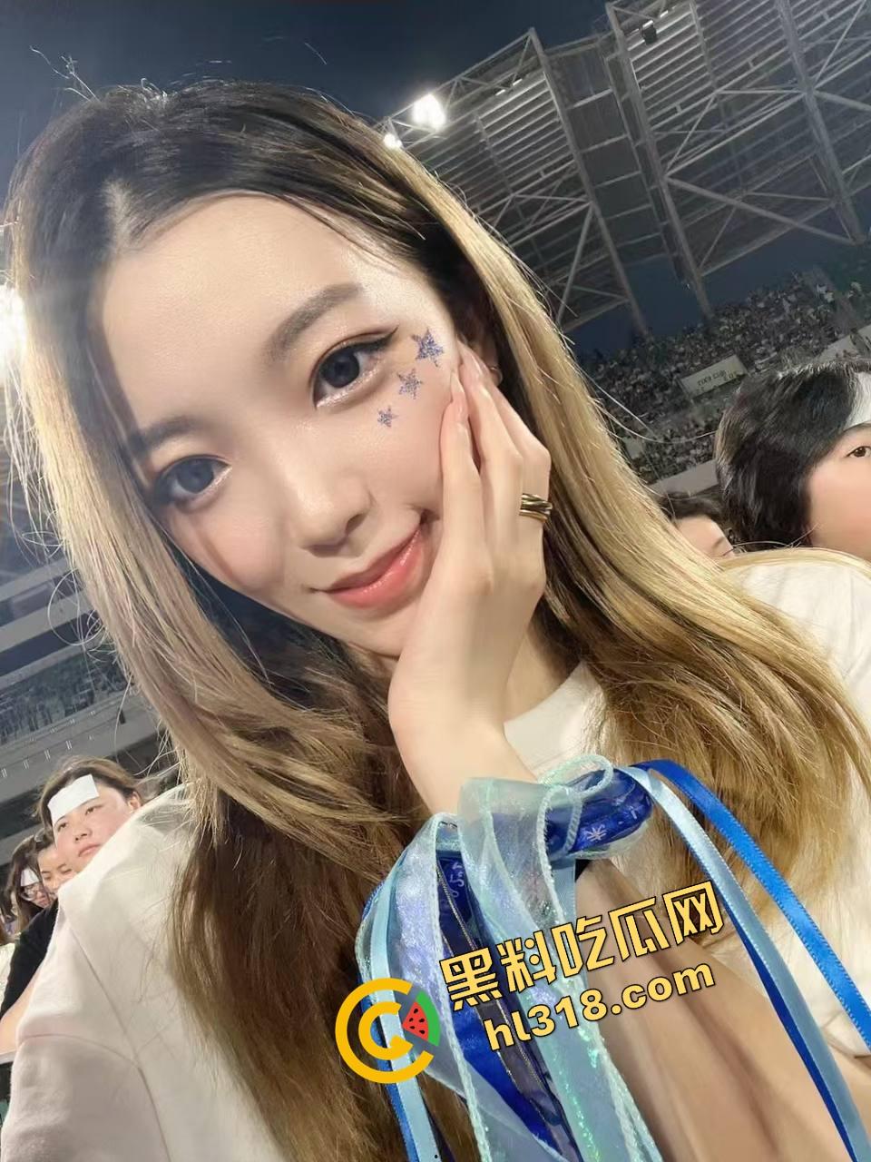 闺蜜电话聊工作,身后却被后入啪啪猛干,屁股拍到发烫还要强忍不叫,电话那头全程一头雾水!-4