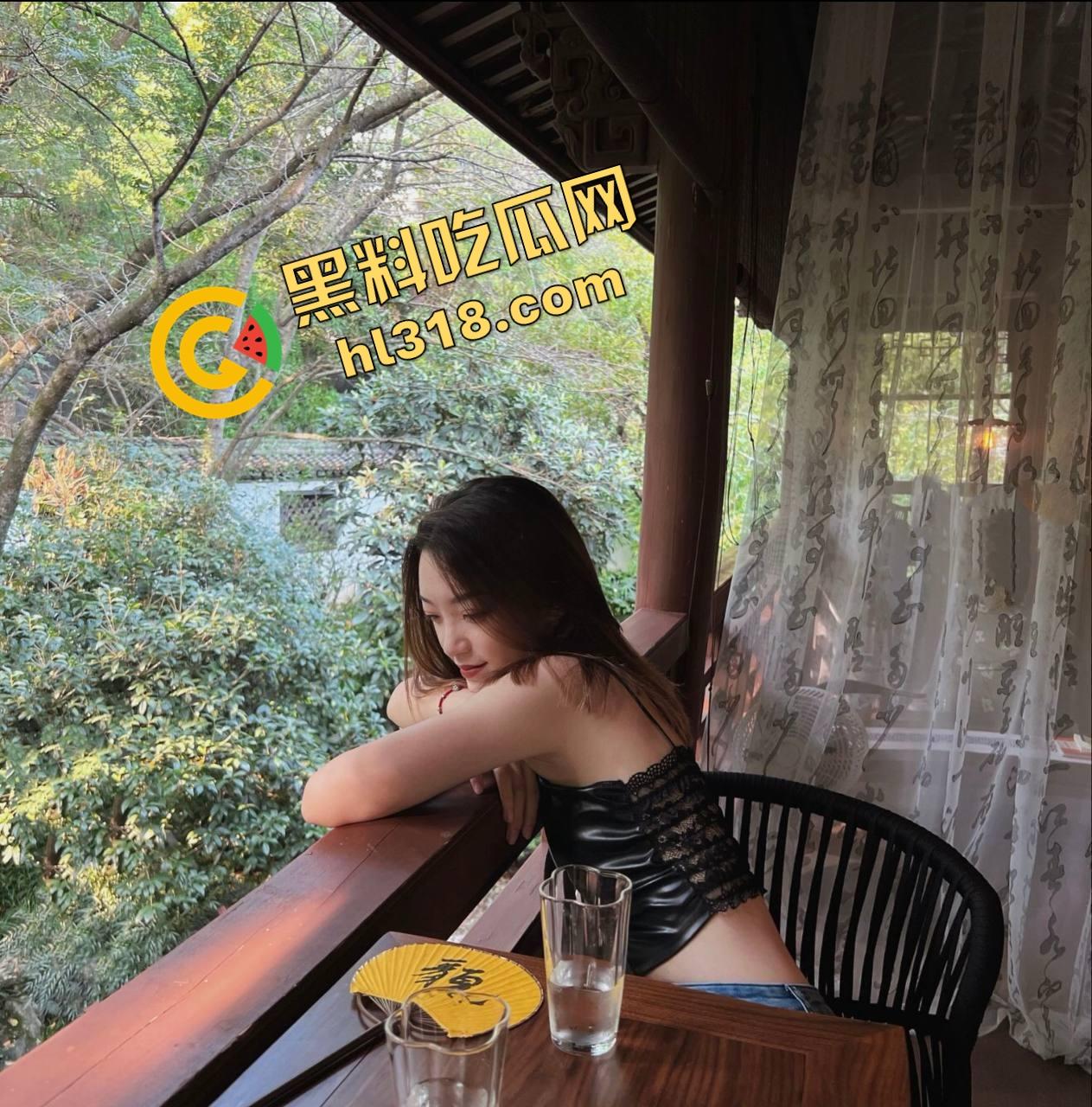 闺蜜电话聊工作,身后却被后入啪啪猛干,屁股拍到发烫还要强忍不叫,电话那头全程一头雾水!-5