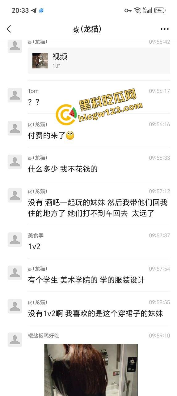 广西大佬不怕当吴亦凡室友，硬约骚货带09年亲妹进房玩3P，妹妹害羞看着开操，房间里淫声不断！-6