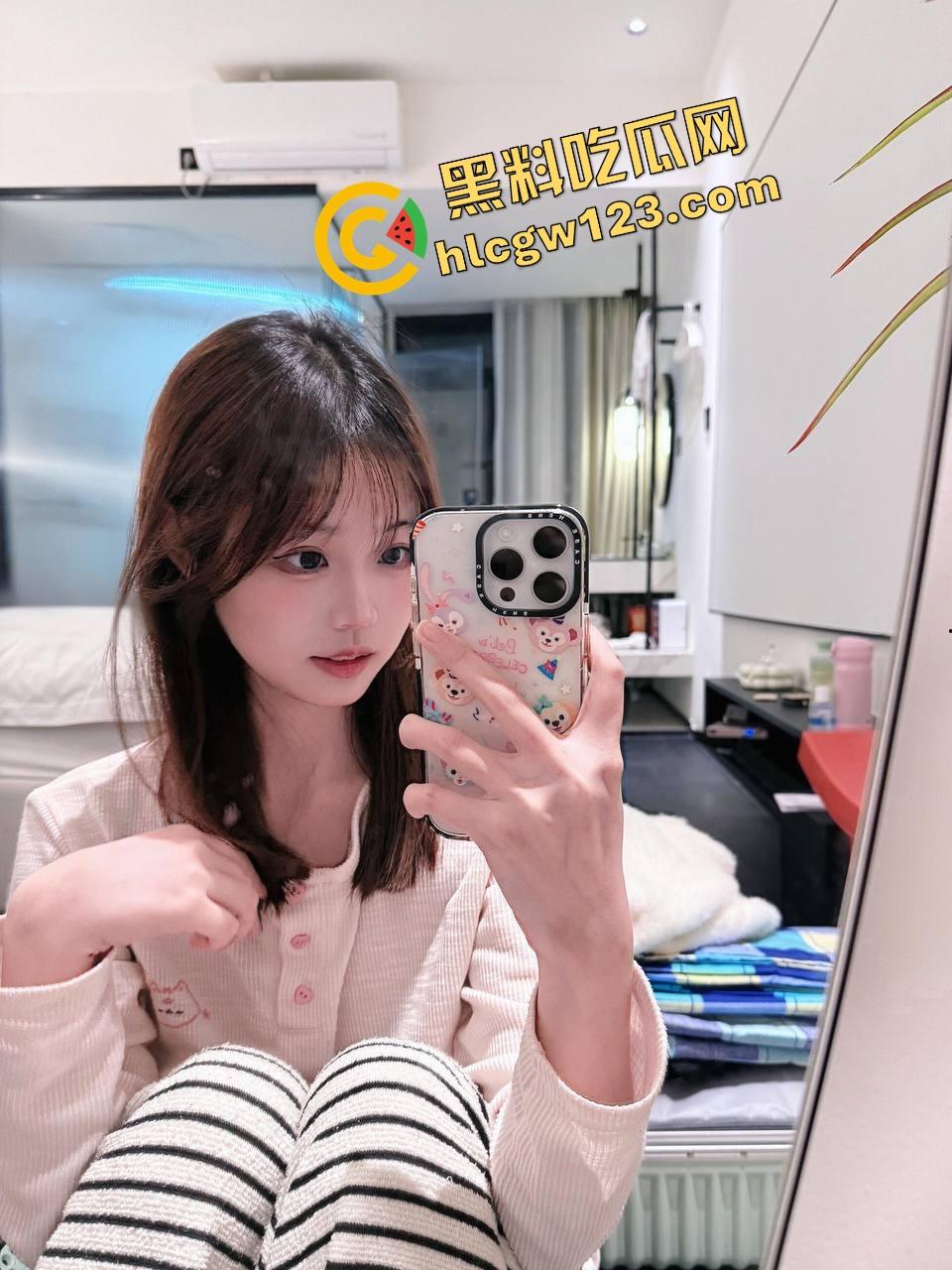 广西大佬不怕当吴亦凡室友，硬约骚货带09年亲妹进房玩3P，妹妹害羞看着开操，房间里淫声不断！-7