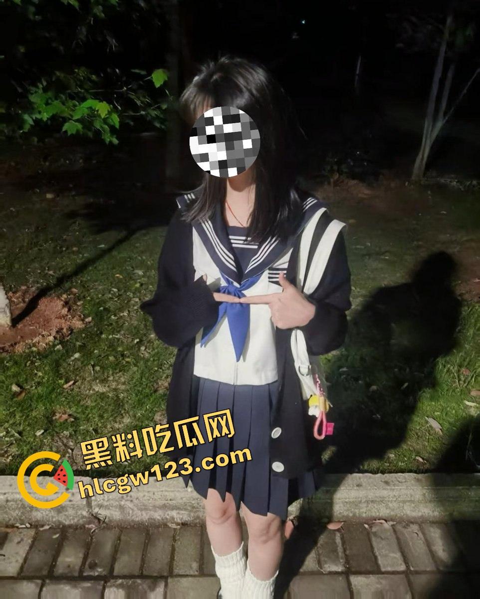 广西大佬不怕当吴亦凡室友，硬约骚货带09年亲妹进房玩3P，妹妹害羞看着开操，房间里淫声不断！-11