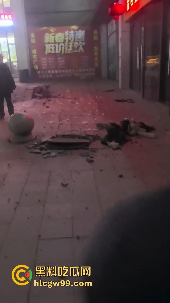 重庆窨井成发射台，小女孩扔鞭炮直接被炸飞10米，衣服炸碎焦黑落地，年还没过完就上天！-11