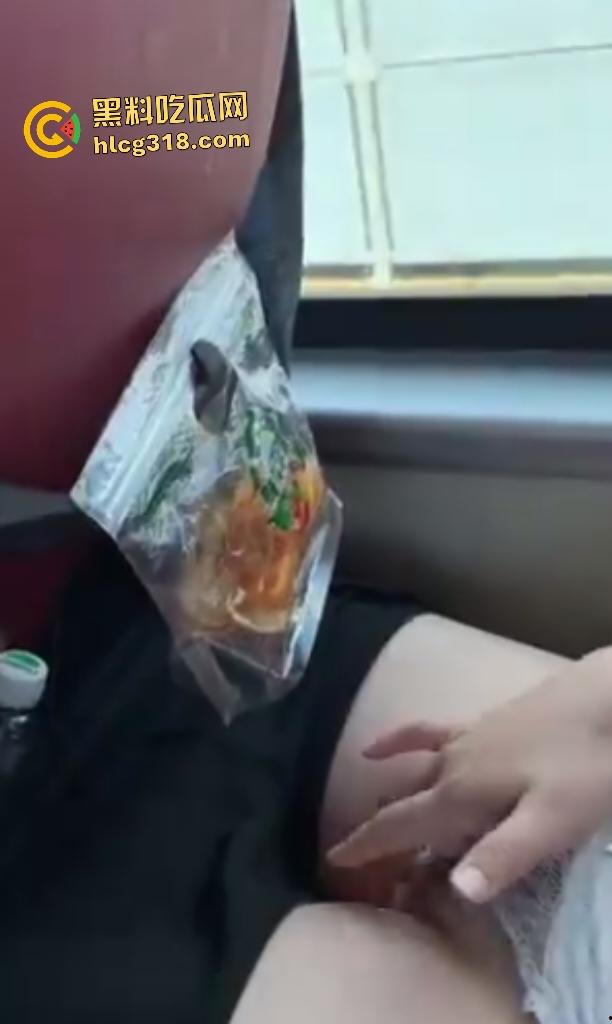 骚货女友坐大巴上突然犯性瘾!大胆脱裤自慰抠逼痒,司机开越快她自慰速度越快,淫水湿透了座位!-6