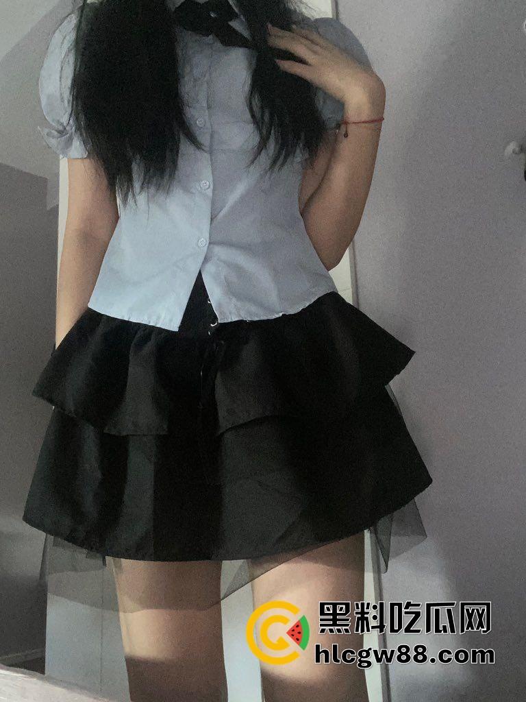 上海二中超爱JK高中生【章楠鑫】黑丝短裙被骗酒店,小哥忽悠打游戏后架大长腿无套猛干!-6