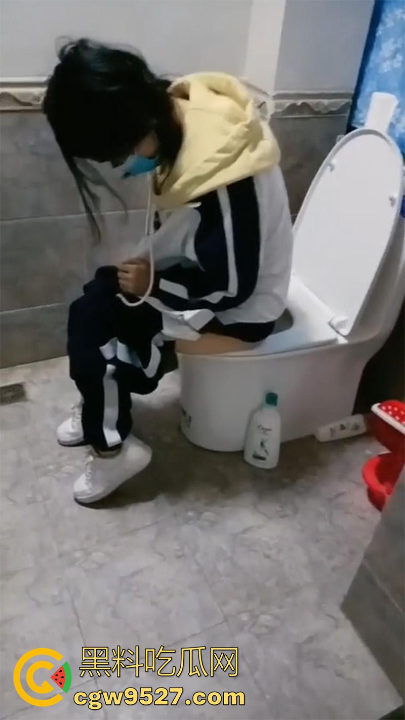 校服小妹卖初夜，为装逼请同学吃饭，含泪卖掉处女第一次，大哥毫不怜香惜玉，暴力抽插都操哭了！-3