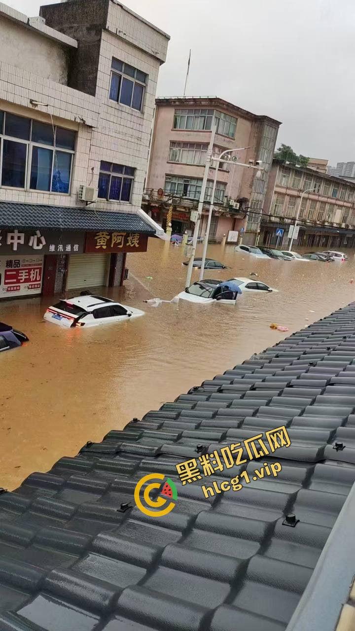 广州 番禺与东莞 超大暴雨 水灾降临!车辆被淹没 致多人触电身亡!-11